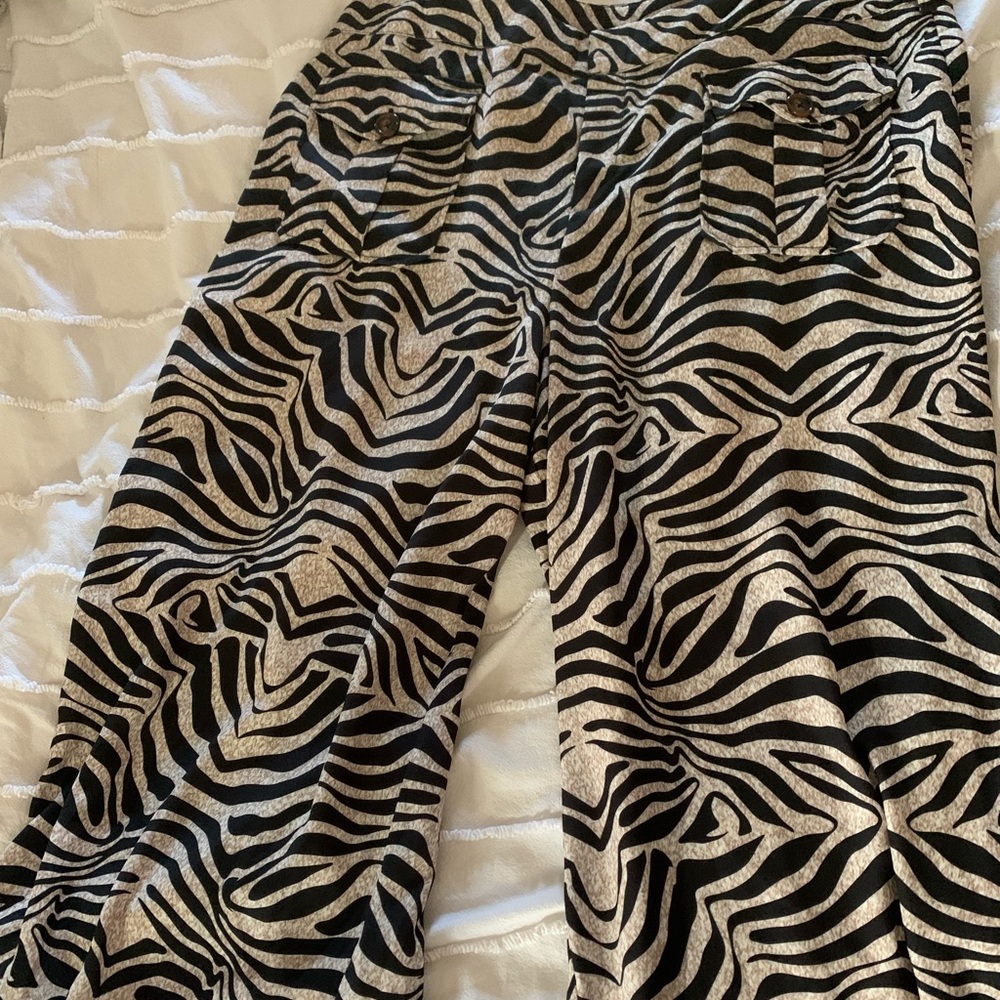 Wide leg pants with front pocket detail. Black, tan and white.